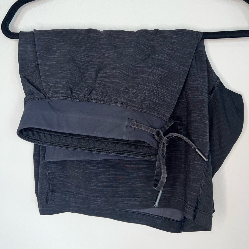 051. Lululemon Men's T.H.E Short 9" - Size XL